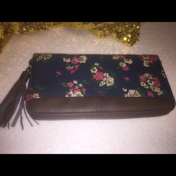 billaBONG Tassel Zip Around Wallet - Picture 3 of 11